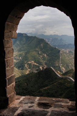 Çin Seddi 'nin Panoraması bir savunma kulesinin (Simatai) içinden görüldü. Çin 'in en ünlü simgesi.