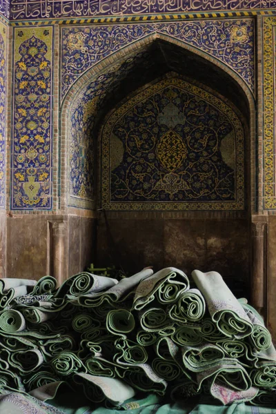 Tapetes Laminados Uma Mesquita Isfahan Irã Construção Religiosa Muçulmana Sendo — Fotografia de Stock