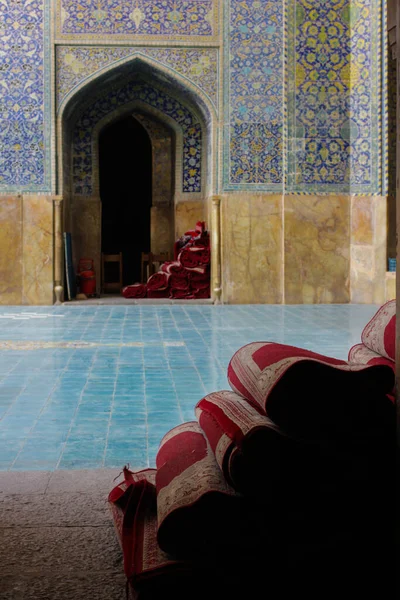 Válcované Červené Koberce Uvnitř Mešity Íránu Krásné Modré Nádvoří Muslimského — Stock fotografie