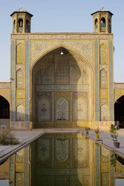 Bela Mesquita Iraniana Refletida Água Uma Lagoa Arquitetura Islâmica Persa — Fotografia de Stock