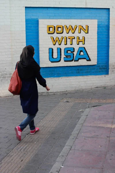 Nuori Musliminainen Kävelee Entisen Yhdysvaltain Teheranin Suurlähetystön Edessä Graffitin Kanssa — kuvapankkivalokuva