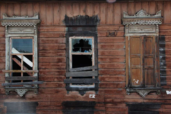 Rozbitá Okna Opuštěném Tradičním Dřevěném Domě Sibiři Rusko — Stock fotografie