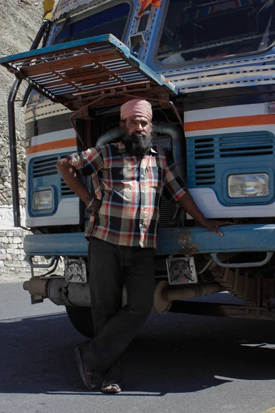 Portretul Unui Șofer Camion Indian Sikh Barbă Neagră Turban fotografii de stoc fără drepturi de autor