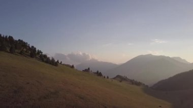 Dağlardaki güzel Alp Çayırları 'nın insansız hava aracı manzarası. Özgürlük, macera ve barış kavramı