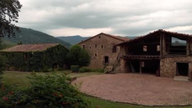 Kırsal bölgedeki antik taş bina. Kuzey İspanya 'nın Avrupa Dağları' ndaki eski güzel çiftlik.