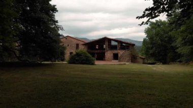 Avrupa 'daki antik taş çiftliği. İspanya 'daki büyük ortaçağ çiftlik evinin havadan görünüşü