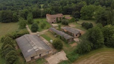 Kırsaldaki eski güzel taş çiftliğinin canlı stoklar için tarlaları olan havadan çekilmiş bir fotoğrafı.