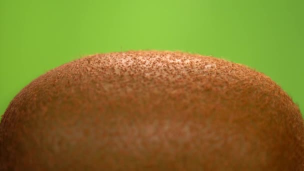 Kiwi Fruit Een Groene Achtergrond Macro Roterende Shot Van Heerlijke — Stockvideo