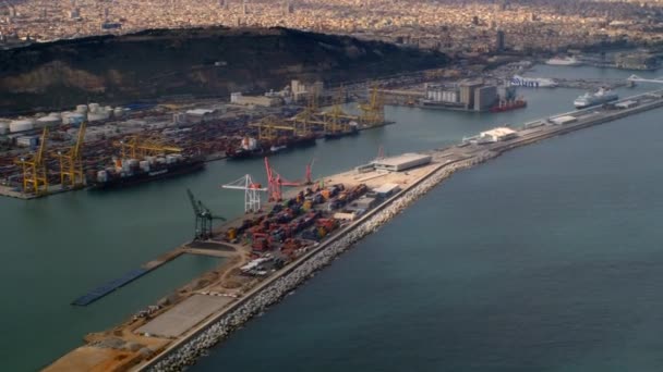 Luchtzicht over de haven van Barcelona vanuit het raam van het vliegtuig bij het naderen van de landing op het vliegveld — Stockvideo