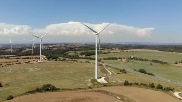 Vista aérea de turbinas eólicas gerando energia renovável em uma área rural com campos de trigo (Espanha) — Vídeo de Stock