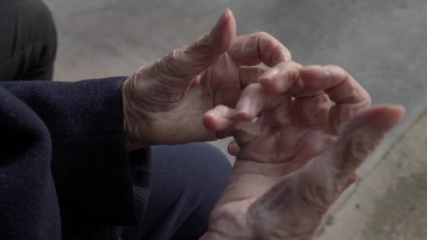 Zmarszczone ręce bardzo starej i samotnej kobiety. — Wideo stockowe