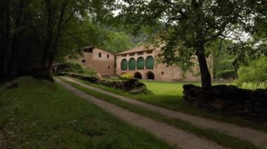 Kırsaldaki eski güzel taş çiftliğinin canlı stoklar için tarlaları olan havadan çekilmiş bir fotoğrafı.