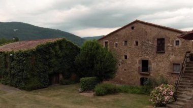 Kırsaldaki eski güzel taş çiftliğinin canlı stoklar için tarlaları olan havadan çekilmiş bir fotoğrafı.