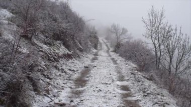 Vahşi doğaya giden Kayıp Kış Yolu. Dağlarda kar yağıyor
