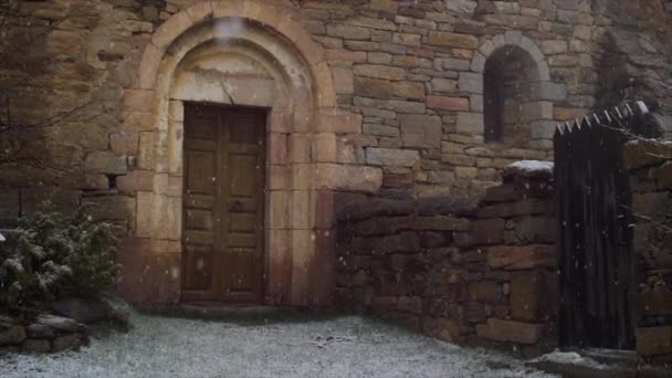 Porte Entrée d'une ancienne église médiévale en hiver tandis que les flocons de neige tombent lentement — Video