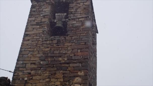 Πέτρινο καμπαναριό μεσαιωνικής εκκλησίας στα ισπανικά βουνά το χειμώνα — Αρχείο Βίντεο