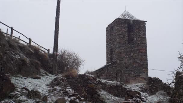 Clocher en pierre d'une église médiévale dans les montagnes espagnoles en hiver — Video