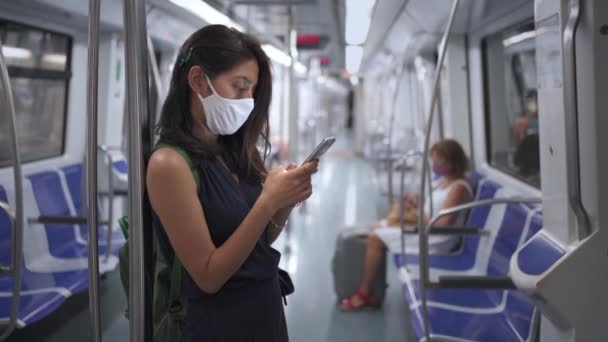 Mujer Joven Con Máscara Facial Que Viaja Metro Tren Transporte — Vídeo de stock