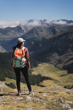 Dişi Yürüyüşçü yaz mevsiminde nefes kesici dağ manzaraları. Doğa ve Solo Seyahatle Bağlantı