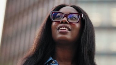 Şehre hevesle bakan gözlüklü Afrikalı İş Kadını 'ndan ilham aldım.