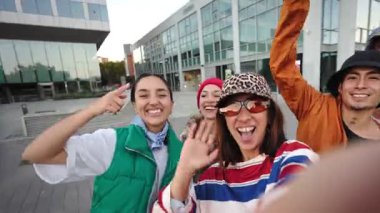 Modayı etkileyen bir grup arkadaş selfie çekiyor. Şehirdeki cep telefonu uygulaması ile eğleniyorlar. 