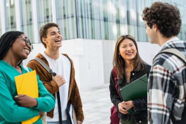 Üniversiteden bir grup öğrenci okuldan sonra kampüste konuşuyor. Yükseköğretimde çeşitlilik 