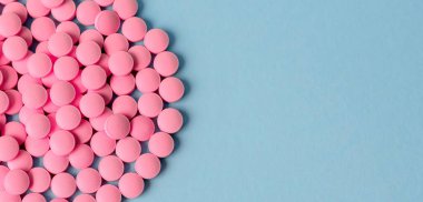 Mavi arka planda pembe haplar yığını daire şeklinde.