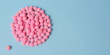 Mavi arka planda pembe haplar yığını daire şeklinde.