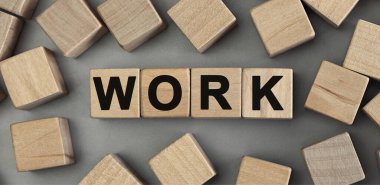 Tahta yapı taşlarından yapılmış bir söz. Üst görünüm