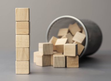 Masada bir yığın boş tahta var. Üst Manzara. Büyüme süreci için iş konsepti. Boşluğu kopyala.