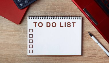Yapılacaklar Listesi ile Not Defteri. Dizüstü bilgisayarı ve kalemi olan bir defter.