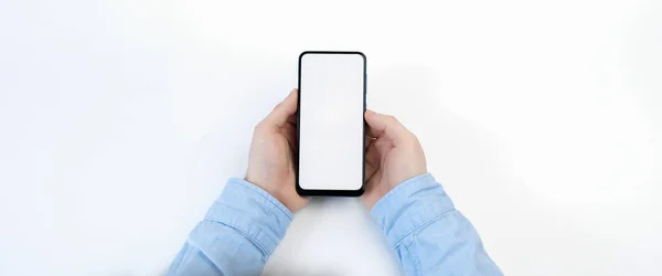 Beyaz arka planda boş ekranlı akıllı telefonu tutan erkek eller