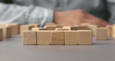 Masada bir yığın boş tahta var. Üst Manzara. Büyüme süreci için iş konsepti. Boşluğu kopyala.