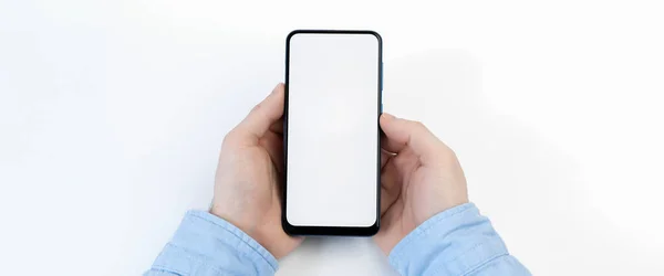 Beyaz arka planda boş ekranlı akıllı telefonu tutan erkek eller