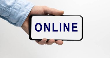 Akıllı telefonu yatay olarak elinde tutan adam ONLINE, konsept