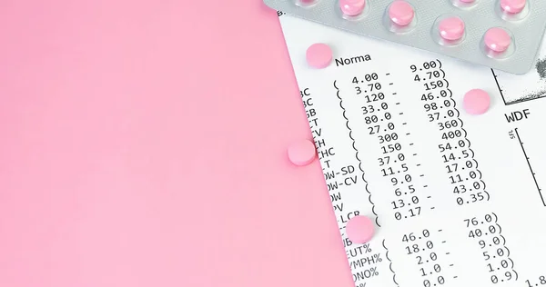 健康保险概念 粉红背景的接近财务文件的药丸 顶部视图 医疗概念 — 图库照片