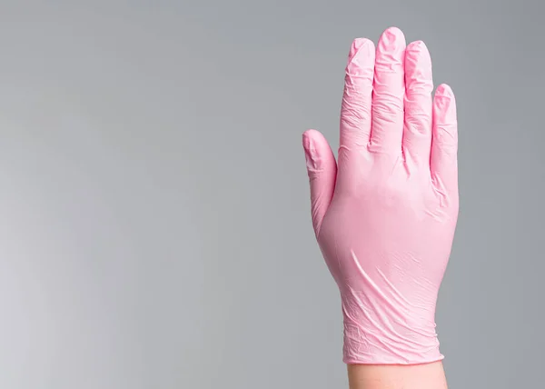 Рука Крупным Планом Доктора Розовых Резиновых Перчатках Показывает Стоп Жест — стоковое фото