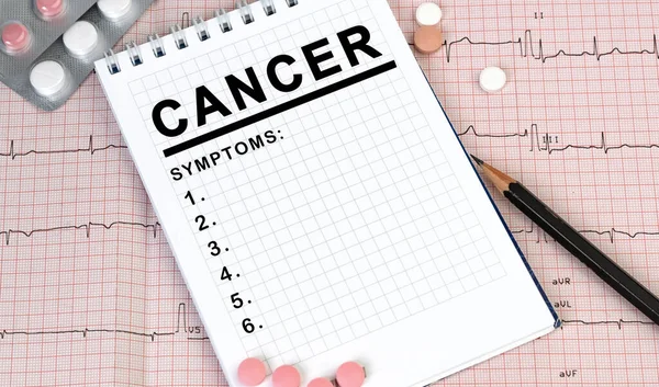 Página Caderno Com Texto Cancer Uma Mesa Com Lápis Comprimidos — Fotografia de Stock