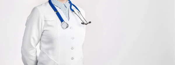 Vista Ritagliata Donna Medico Cappotto Bianco Con Stetoscopio Isolato Sfondo — Foto Stock