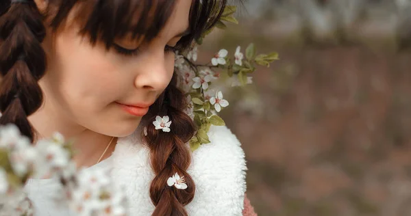 Nahaufnahme Hübsches Kind Brünettes Mädchen Jahre Blühenden Garten Lifestyle — Stockfoto