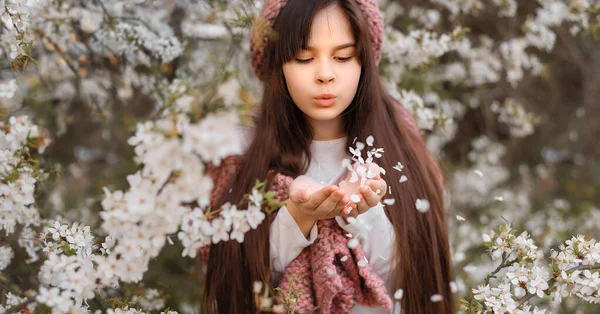 Hübsches Kind Brünettes Mädchen Jahre Blühenden Garten Lifestyle — Stockfoto
