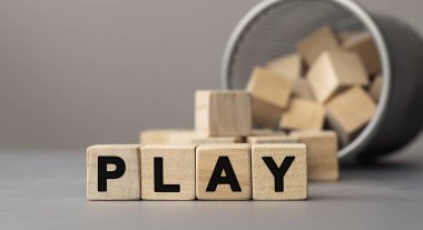 Kelime oyunu, masanın üzerindeki küp tahta bloktan yapılmış. Kavram