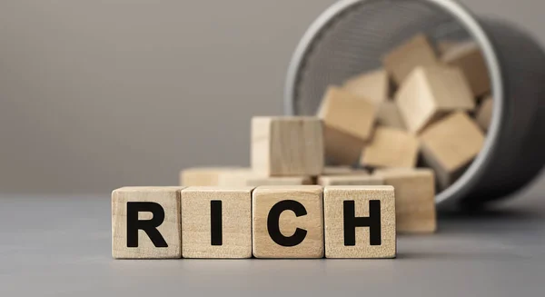 Λέξη Rich Γίνεται Κύβο Ξύλινο Μπλοκ Ένα Γραφείο Έννοια — Φωτογραφία Αρχείου