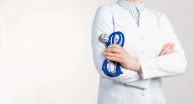 Üniformalı kadın doktorun stetoskop tutarken çekilmiş görüntüsü. Metnin için boşluk kopyala