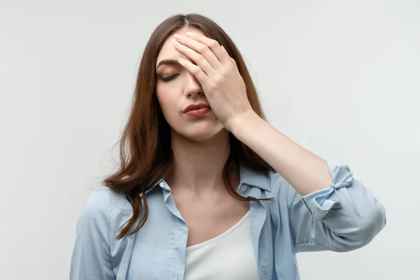 Foto Cansada Mujer Joven Con Pelo Largo Castaño Vestida Con — Foto de Stock