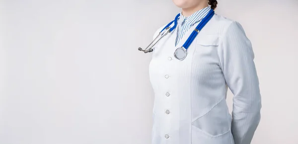 Vista Recortada Médico Mulher Casaco Branco Com Estetoscópio Isolado Sobre — Fotografia de Stock