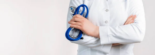Beskuren Bild Kvinnlig Läkare Uniform Stående Och Håller Ett Stetoskop — Stockfoto