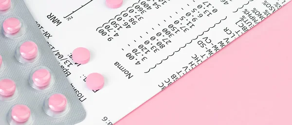 健康保险概念 粉红背景的接近财务文件的药丸 顶部视图 — 图库照片