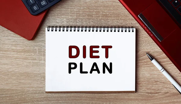 Diyet Diyet Planlı Not Defteri. Dizüstü bilgisayarı ve kalemi olan bir defter..