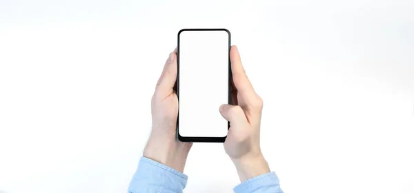 Beyaz arka planda boş ekranlı akıllı telefonu tutan erkek eller